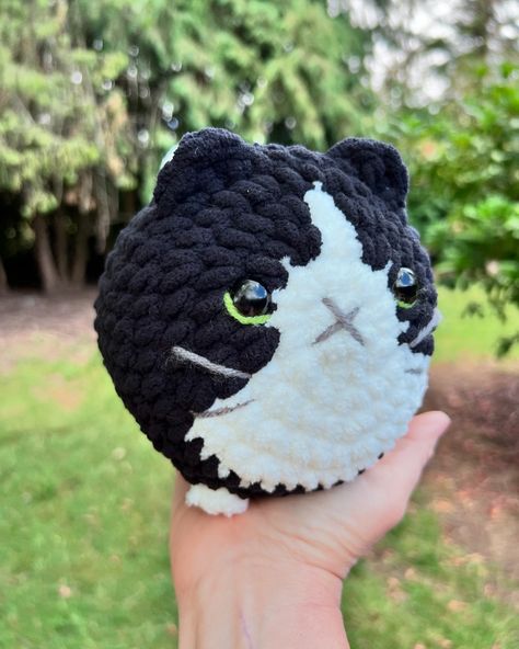 Such a distinguished gentleman 🖤🤍🖤 ~~~~~~~~~~~~~~~~~~~~~~~~~~~~~~~~~~~~ #crochetcat #crochetloafcat #tuxedocats #crochetobsessed Black And White Cat Crochet, Crochet Tuxedo Cat, Tuxedo Cat Crochet Pattern, Tuxedo Cat Crochet, Crochet Cats, Distinguished Gentleman, Crochet Plushies, Crochet Black, Crochet Toys Free