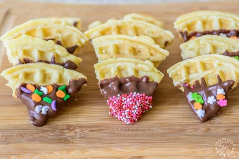 how to make waffle bites Waffle Bites, Dessert Waffles, How To Make Waffles, Fun Dessert, Waffles Recipe, Dessert Aux Fruits, Dessert Lover, Waffle Recipes, Camping Food