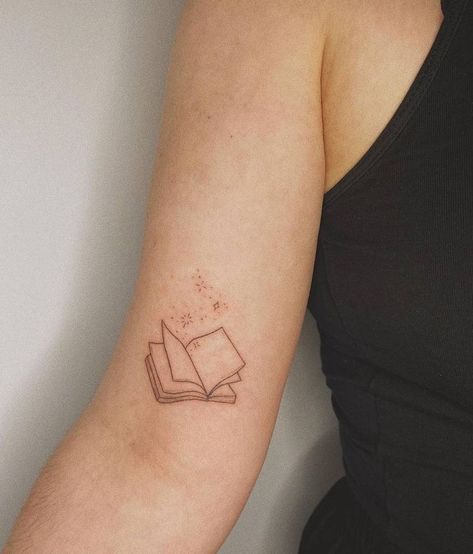 Small Book Tattoo, Arm Cover Up Tattoos, Book Inspired Tattoos, Reading Tattoo, Tattoos Hand, Bookish Tattoos, Minimalist Book, Stylist Tattoos, Line Work Tattoo