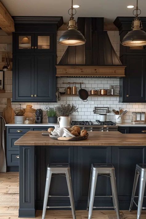 Modern Traditional Interior Design Kitchen, Cottage Kitchen Black Cabinets, Townhouse Kitchen Design, New Vintage Decor, Dark Kitchen Cabinets Backsplash, Moody Kitchen Ideas Cozy, Kitchen Interior Dark Cabinets, Kitchen Inspo Cozy, Modern Vintage Kitchen Design