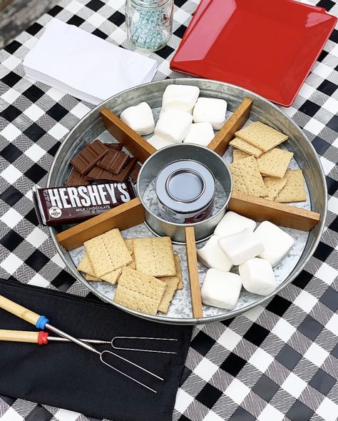 Simple S'mores Station - Crisp Collective Charcuterie Board Smores, Graduation Cake Ideas Simple, Graduation Cake Ideas, Smores Station, Fondue Party, Elegant Birthday Cakes, Party Appetizers Easy, Mini Pies, Graduation Cakes