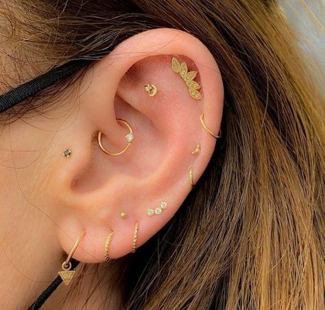 Ear Scape, Luxury Piercing, Gold Earrings Aesthetic, Ear Inspiration, Impulsive Decisions, Ear Designs, Piercing Orbital, Constellation Piercings, Unique Ear Piercings