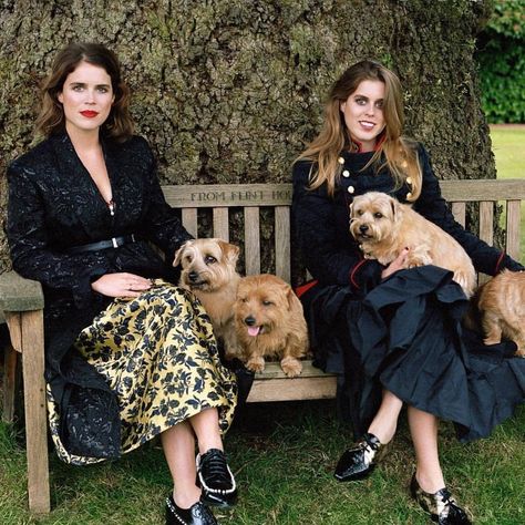 .Princess Beatrice & Princess Eugenie. Princes Beatrice, Bed Peace, Princess Eugenie And Beatrice, Noble People, Beatrice Eugenie, Royal Lodge, Herzogin Von Cambridge, Jack Brooksbank, Princesa Real