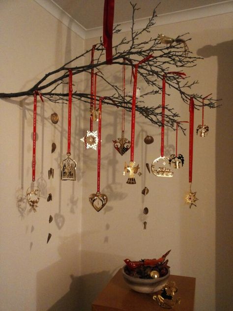 Idea for Georg Jensen's Christmas ornaments Celtic Christmas Decoration, Georg Jensen Christmas, Danish Christmas Decorations, Scandinavian Christmas Ornaments, Celtic Christmas, Gold Christmas Tree Decorations, Danish Christmas, Scandinavian Christmas Decorations, Red Christmas Decor