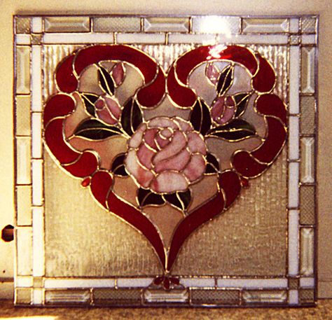 roses heart Hearts Aesthetic, Heart Window, Stained Glass Heart, Roses Aesthetic, Heart Aesthetic, Stained Glass Rose, Rose Aesthetic, Roses Red, Art Appliqué