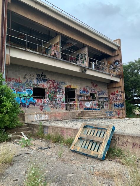 Abandoned Building Hangout, Dilapidated House Aesthetic, Abandoned House Graffiti, Abandoned Building Photography, Abonded Places Graffiti, Graffiti Abandoned Building, Abandoned Places Graffiti, Abandoned Town Aesthetic, Abandoned Warehouse Aesthetic