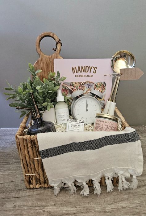 Nothing says, “welcome home”, like a housewarming basket made just for them! This classic & stylish basket is filled with amazing items that will make them feel all at home! Housewarming Gift Ideas Baskets, Thrift Gifts, Closing Gift Basket, Closing Gift Ideas, Housewarming Basket, Housewarming Gift Ideas, Gift Packages, Wedding Gifts For Groomsmen, Client Appreciation