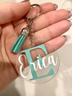 Acrylic Personalized Gifts, Cute Personalized Gifts, Key Chains Diy, Idee Cricut, Keychain Craft, Acrylic Keychains, Personalized Acrylic, Keychain Design, Cricut Craft Room