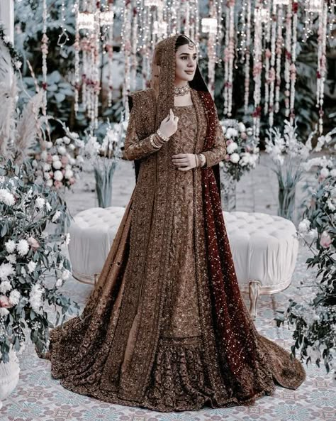 Pakistani Bride Dupatta Style, Bridal Barat Dresses Pakistani, Barat Bridal Dress Pakistani, Baraat Dress Pakistani Bridal Wear Red, Brides Lehnga, Baraat Dress Pakistani Bridal Wear, Nikkah Dupatta Ideas, Muslim Nikah Dresses, Baraat Dress