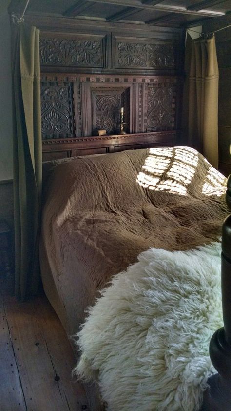 Home of Carol Quindley Medieval Bedroom, Bedroom Castle, Viking House, Castle Bedroom, Primitive Bedroom, Viking Decor, Medieval Aesthetic, Medieval Houses, House Stark