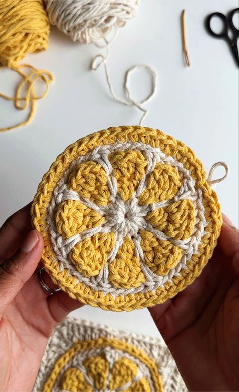 This video tutorial guides you through crocheting a lemon granny square. Granny squares are the perfecr building blow for a variety of projects. Happy Crocheting! Coaster Patterns, Tote Crochet, Crochet Idea, Yellow Crochet, Crochet Dishcloth, Crochet Coaster, Creative Crochet, Crochet Business, Crochet Design Pattern