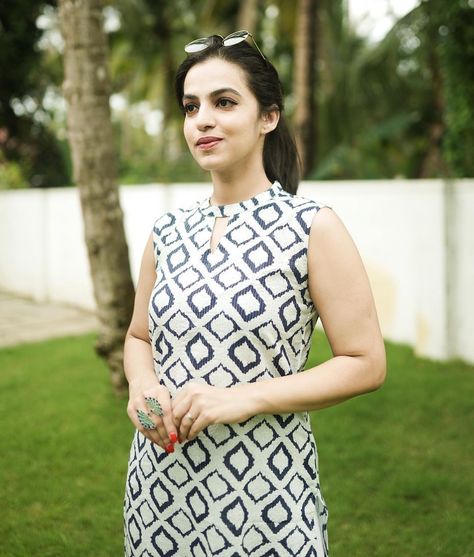 Sleevless Kurti Pattern, Sleeveless Kurti Designs, Kurti Stitching, Plain Kurti Designs, Sleeveless Kurti, Dress Designs For Stitching, Cotton Dress Pattern, Stylish Kurtis Design, Trendy Outfits Indian