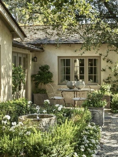 English Cottage Courtyard, Courtyard Gardens Design Outdoor Rooms, European Backyard Ideas, European Backyard, European Patio, European Courtyard, French Backyard, Italian Style House, French Courtyard