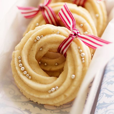 Find a simple recipe for Danish Butter Cookies plus instructions on how to shape and decorate them as Christmas wreaths. Swedish Treats, Danish Cookies, Danish Butter Cookies, Wreath Cookies, Danish Christmas, Christmas Cookie Recipes, Spritz Cookies, Recipes Christmas, Danish Food