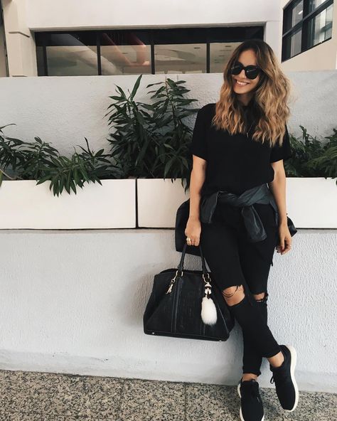 Black Trainers Outfit, Black Women Sneakers, Outfit Ideas Black Women, Jeans And Sneakers Outfit, Black Sneakers Outfit, Black Sneakers Women, Running Errands Outfit, Outfit Ideas Black, Sneakers Outfit Casual