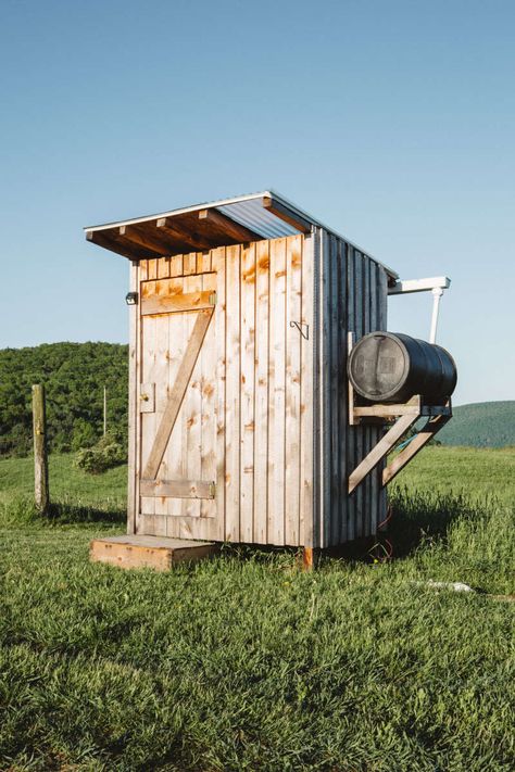 Off Grid Shower Diy, Off Grid Bath House, Off Grid Bathroom Ideas, Off Grid Sink, Off Grid Ideas, Off Grid Toilet, Tiny House Off Grid, Off Grid Farm, Diy Outhouse