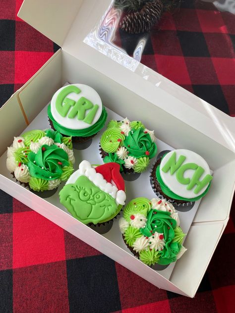 These are my absolute favorite cupcakes to sell. This is the second christmas in a row that I have had a Grinch cupcake sale for the holiday and they are always a huge hit 😊 and … just happens to be my fav christmas movie! Christmas Grinch Cupcakes, Christmas Cupcakes Grinch, Holiday Cupcakes Christmas Flavors, Grinch Christmas Cupcakes, Buddy The Elf Cupcakes, The Grinch Cupcakes, Whoville Cupcakes, Grinch Themed Cupcakes, Elf On The Shelf Cupcakes Ideas