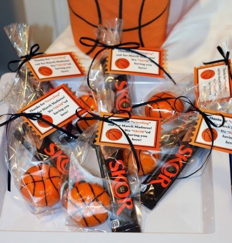 March Madness party favors with Skor candy bars for guests at party dessert tables. #marchmadnessparty #listotic #partyfavors #favors Basketball Themed Snacks, March Madness Party Decorations, March Madness Party, Basketball Snacks, Basketball Party Food, Basketball Treats, March Madness Parties, Basketball Party Favors, March Madness Basketball