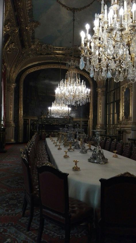 Royal Dining Room Aesthetic, 1850s Aesthetic House, 1600s Mansion, 1850s Aesthetic, Old Castle Interior, Royal Dining Room, Mansion Victorian, Castle Aesthetic Interior, Minecraft Interior Ideas