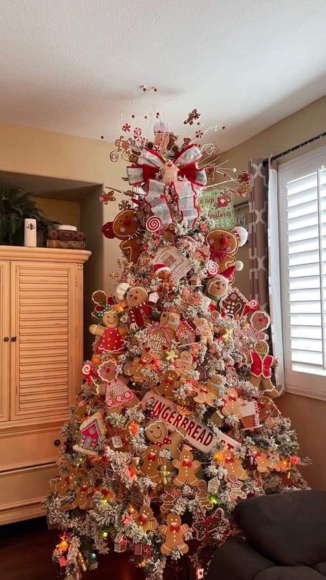 Gimger Bread Christmas Tree, Gingerbread Flocked Christmas Tree, Gingerbread Xmas Tree Decorations, Candy Cane Gingerbread Tree, Ginger Bread Christmas Tree Decorations, Flocked Gingerbread Christmas Tree, Ginger Bread Tree Ideas, Gingerbread Christmas Trees Ideas, Christmas Tree Themes Gingerbread