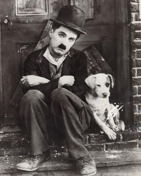 Charlie Chaplin in the short film A Dog's Life - NYPL Digital Collections The Kid 1921, Italian Neorealism, Charles Chaplin, Hollywood Photo, Stanley Kubrick, Charlie Chaplin, Vintage Film, Photo Archive, Vintage Movies