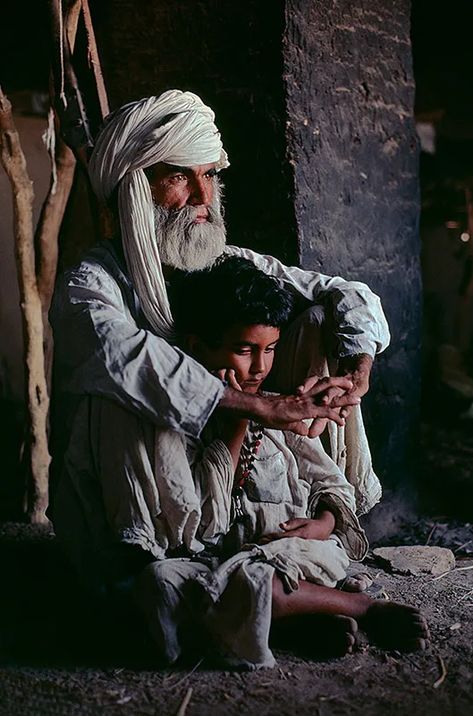 Father and son in Helmand Province, 1980 Steve Mc, Steve Mccurry, Afghan Girl, Foto Art, People Of The World, World Cultures, 인물 사진, Old Man, Photojournalism