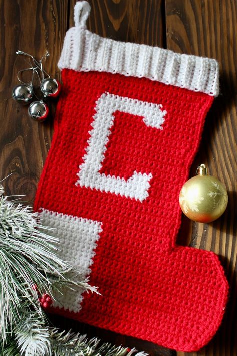 A favorite decoration of mine happens to be our Christmas stockings. So I wondered "Can you crochet a vintage, classic style Christmas stocking?" and the answer was most definitely "Yes!" Crocheted Christmas Stockings Free, Crochet Christmas Stockings Free Pattern, Christmas Stockings Ideas, Stocking Pattern Free, Classy Crochet, Crochet Christmas Stocking Pattern, Christmas Crochet Patterns Free, Easy Diy Christmas Gifts, Crochet Christmas Stocking