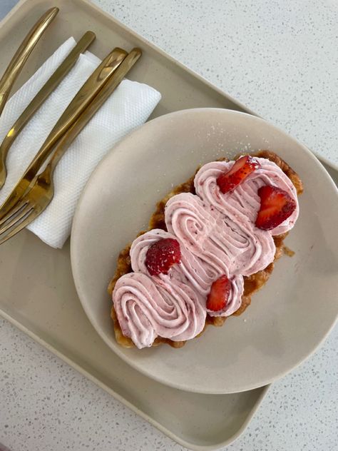 #food #strawberry #dessert #croffle Food Strawberry, Aesthetic Desserts, Cafe Vibes, Strawberry Dessert, Food Aesthetics, Food Diary, Ideas Photo, Waffles, Food Photography