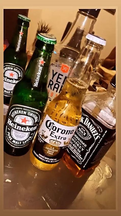 Bier party vodka [Video] | Foods for healthy skin, Instagram food, Alcohol aesthetic Aesthetic Alcohol, Red Bull Drinks, Alcohol Pictures, Bar Alcohol, Alcoholic Drinks Pictures, Corp Perfect, Rauch Fotografie, Foods For Healthy Skin, Party Drinks Alcohol