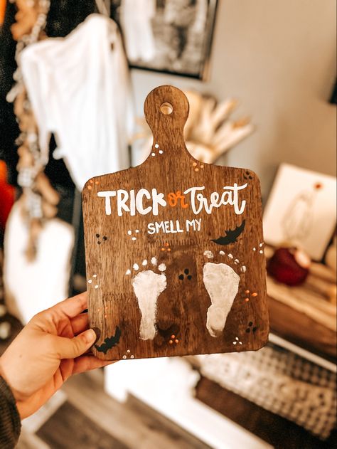 Fun Wooden Projects, Fall Craft Newborn, Toddler Keepsake Crafts Fall, Fall Diy Baby Crafts, Fall Keepsakes For Toddlers, Fall Crafts For Grandparents, Fall Baby Decorations Diy, Baby’s First Fall Ideas, Halloween Gifts For Grandparents