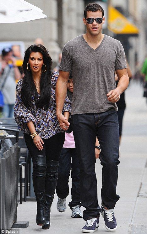 Adorable duo: Kim Kardashian and husband Kris Humphries walked to NYC's Hillstone Restaurant today Tall Small Couple, Tall Man Short Woman Couples, Short Gf Tall Bf, Kim Kardashian Husband, Tall Bf, Kris Humphries, Robert Kardashian, Kardashian Outfit, Jenner Sisters