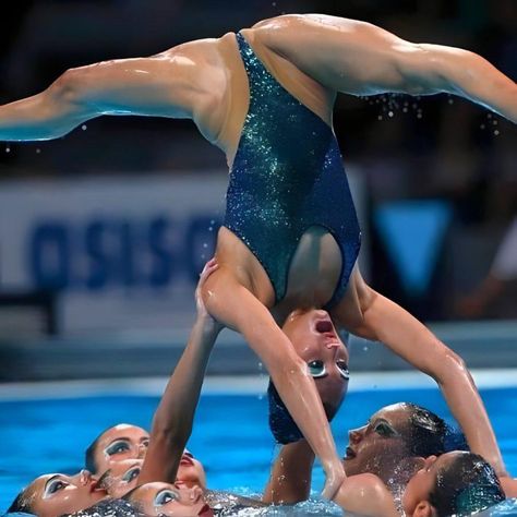 ليلي كولينز, Synchronized Swimming, Photographie Portrait Inspiration, Hot Women Dress, Sporty Girls, Pose Reference Photo, Female Athletes, Sports Women, Gymnastics