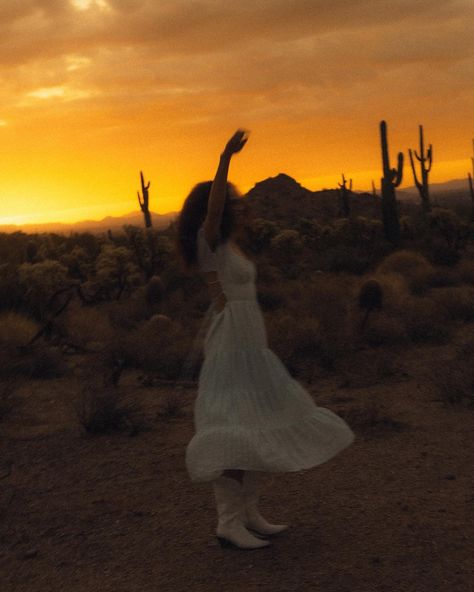 in the desert with kianna 🏜️🎞️💫 Desert Queen Aesthetic, Vintage Desert Aesthetic, Desert Grunge, Desert Aesthetic, Queen Aesthetic, Desert Vibes, Cali Girl, In The Desert, The Desert