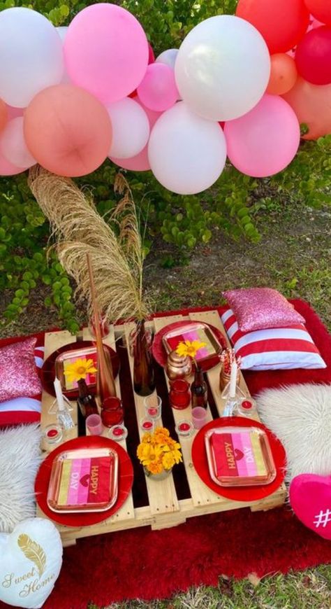 Sorprende a tu amor este Día de San Valentín con un picnic casero, una manera muy original, romántica y barata de regalarle una cita inolvidable. Aquí te dejamos algunas ideas muy fáciles de recrear con accesorios que tienes en tu casa. ¡Este año no hay pretexto para que no volverse a enamorar! Outdoor Picnic Setup, Pinic Basket, Picnic Setup, Unique Romantic Gifts, Brunch Decor, Picnic Decorations, Fair Food, Activities For Teens, Anti Valentines Day