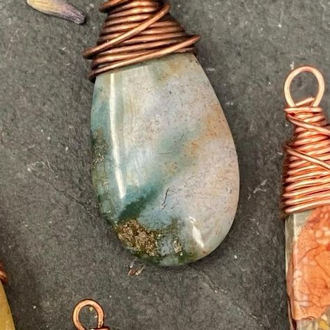 Andria Bieber on Instagram: "How to wire wrap a center top drilled bead 😄 I am using a top drilled center hole pendant Bead. 30mm I am using 22 gauge dead soft wire from @artisticwirebrand / @beadalon Cut 2 feet of wire. take wire & insert 2 inches of wire through the center of the bead from the back of the stone. take the wire from the front of the stone & bend it up over the top of the stone to the center. take the back of the wire from behind the stone & bend it over the top of the stone Wire Wrapping Stones With Holes, How To Wire Wrap A Tear Drop Stone, 2024 Jewelry, Beautiful Beaded Earring, Wire Wrapped Stone Jewelry, Pendant Tutorial, Beaded Earring, Making Videos, Wire Wrapping Stones