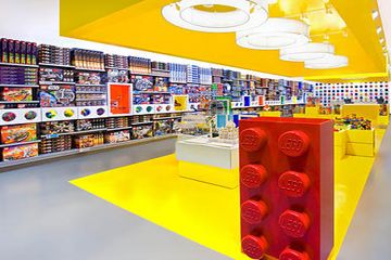 Giant Lego at a LEGO Store, perfect way to get the kids excited before the party. #LegoDuploParty Toy Shop Display, Toy Store Design, Diy Toy Storage, Lego Display, Trendy Toys, Lego Dimensions, Lego Store, Retail Merchandising, Toy Rooms