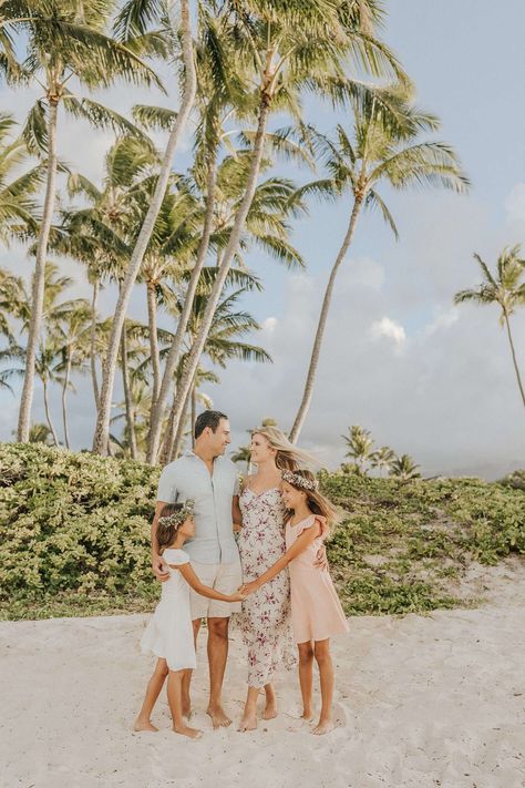 Tips for a Smooth Beach Family Photoshoot | Hawaii Family Photography | Oahu Family Photographer Hawaiian Family Photos, Tropical Family Photos, Family Photoshoot Beach Ideas, Family Photos In Hawaii, Hawaii Family Photoshoot Outfits, Hawaii Family Photoshoot, Pictures In Hawaii, Beach Family Photoshoot, Hawaii Photoshoot