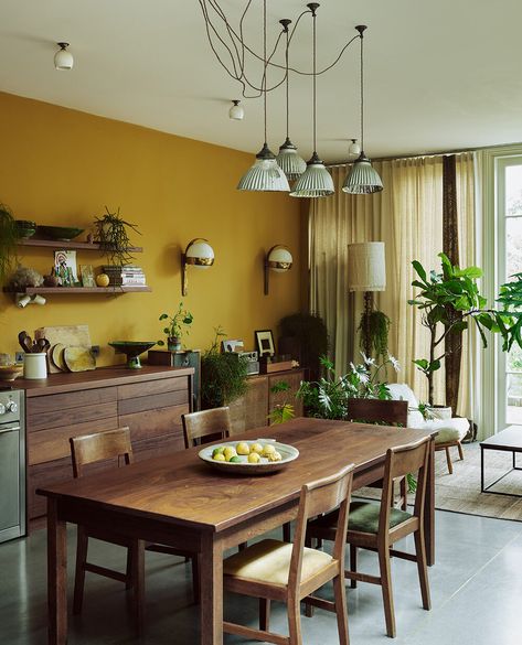 Warm Dining Room, Mustard Yellow Walls, Yellow Dining Room, Mustard Walls, Beige Living Rooms, Yellow Interior, Dining Room Wall Decor, Yellow Walls, Notting Hill