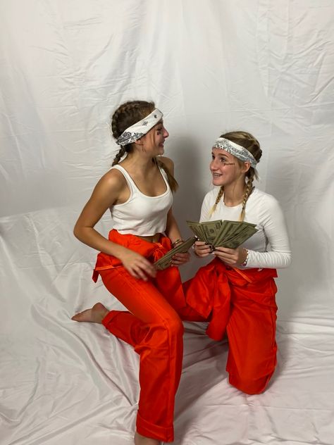 Prisoners Duo Costume, Prisoner Halloween Costume Teen Girl, Duo Halloween Costumes Prisoner, Prisoner Hairstyles Halloween, Cops Vs Robbers Spirit Week, Jailbreak Theme Outfit, Prisoner Girl Costume, Cops And Robbers Costume Group, Prisoner Costume Makeup