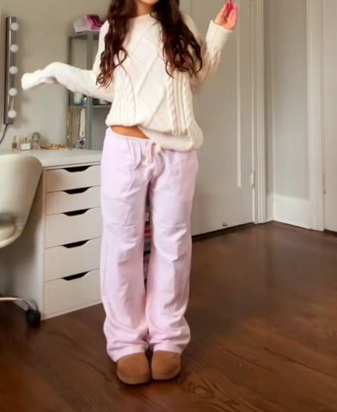 Priscilla Pants Outfit, Coquette Sweatpants Outfit, Vinalla Girl Outfits, Girly Winter Outfits Pink, Comfy Coquette Outfit, Girly School Outfits, Demetra Dias Outfits, Light Pink Outfit, Basic Coquette