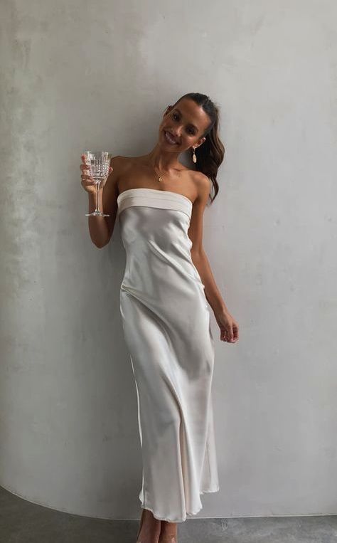 White Grad Dresses, Year 10 Formal Dresses, Long Dresses Wedding, White Grad Dress, Satin Dress Outfit, White Tube Dress, Graduation Dresses White, Graduation Dresses Long, Strapless Silk Dress