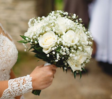 Wedding Bucket Flowers, Gypsophila Wedding Bouquet, Bouquet Champetre, Small Wedding Bouquets, Gypsophila Bouquet, Gypsophila Wedding, Simple Wedding Flowers, Diy Bridal Bouquet, Eucalyptus Bouquet