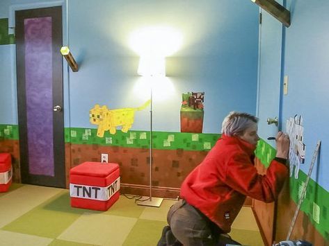 Minecraft Playroom Ideas, Minecraft Room Painting Ideas, Minecraft Furniture Ideas Bedrooms, Minecraft Nursery, Minecraft Bedroom Ideas Real Life, Minecraft Boys Room, Minecraft Themed Bedroom, Minecraft Office, Boys Minecraft Bedroom