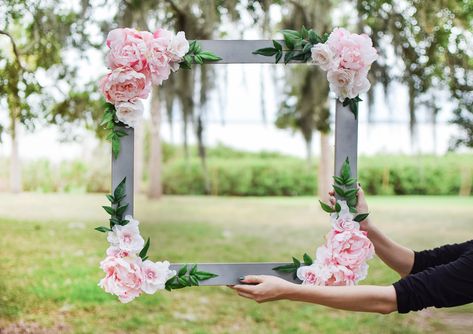 DIY Bridal Shower Floral Photo Booth Frame - Beacon Lane Cadre Photo Booth, Event Ideas Creative, Diy Fotokabine, High Wine, Diy Wedding Photo Booth, Wedding Diys, Disney Craft, Diy Photo Booth Props, Wedding Photobooth