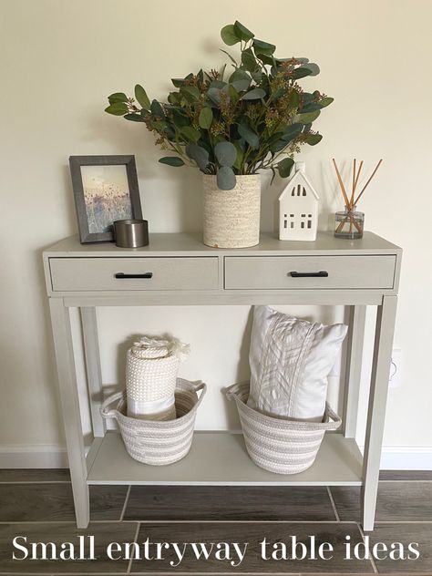 Neutral console table decor idea Casual Entryway Ideas, Small Console Table With Drawers, Small Hallway Table Ideas, Entryway Neutral, Small Console Table Decor, Small Console Table Entryway, Console Table Decor Ideas, Small Hallway Table, End Of Hallway