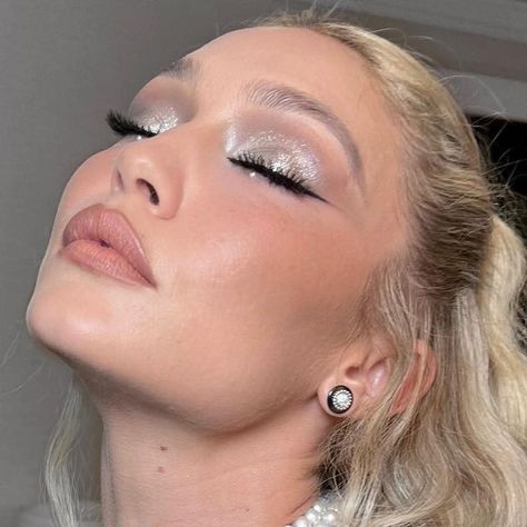 Who What Wear on Instagram: "The glam is glamming. For every breathtaking beauty look at the 2023 #MetGala, head to the link in bio. 💫 photos: @patrickta" Patrick Ta Makeup Looks, 1998 Makeup, Rhinestone Makeup Looks, Fair Skin Makeup, Sparkly Makeup, Patrick Ta, Formal Makeup, Ethereal Makeup, Dope Makeup