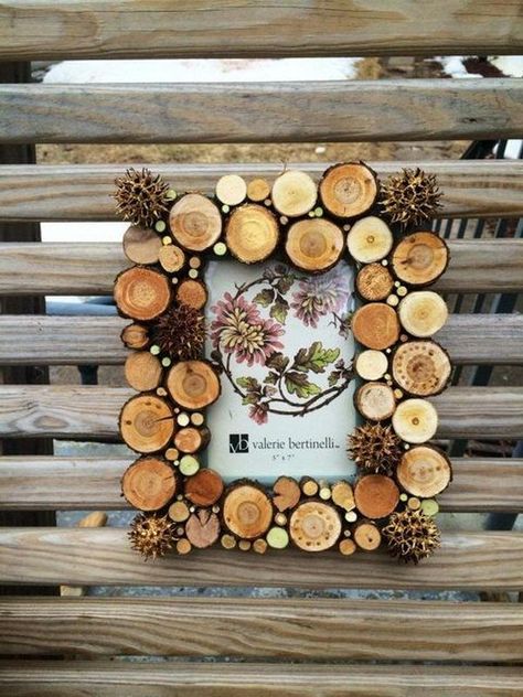 20 Creative Photo Frame Display Ideas 2017  #wood #woodencrafts #craftideas #diyprojectideas Creative Photo Frames, Photo Frame Decoration, Photo Frame Display, Wood Slice Crafts, Wood Slice Art, Simple Coffee Table, Into The Wood, Wood Photo Frame, Wood Circles