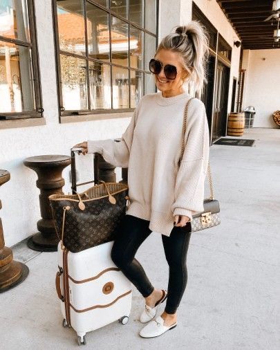 Casual Airport Outfit, Easy Street Tunic, Airport Outfit Winter, Airport Attire, Cute Airport Outfit, Plane Outfit, Comfy Airport Outfit, Comfortable Travel Outfit, Airport Travel Outfits