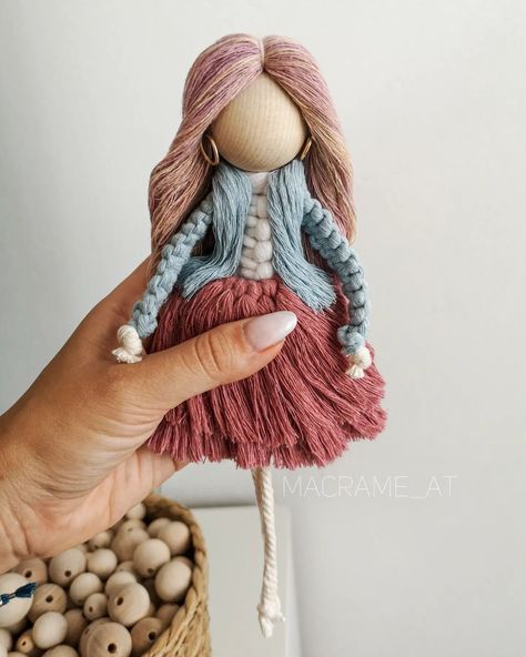 Oh hi girl! 👋 It will be rly a unique project! #macramedoll #macrameangel #personalizeddoll #personalizedgift #handmadegift #homemade… | Instagram Macrame Doll Diy, Diy Yarn Dolls How To Make, Macrame Dolls Tutorials, Macrame Dolls How To Make, Crafts With Yarn, Macrame People, Macrame Projects Ideas, Diy Yarn Dolls, Macrame Dolls