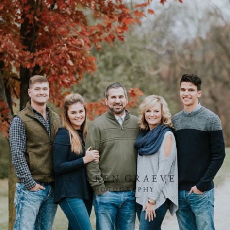 #familyportraits #fallphotos #familyof5 Sibling Family Photos, Big Family Photography, Adult Family Photos, Indoor Family Photography, Large Family Poses, Family Photo Outfits Winter, Family Portrait Outfits, Family Photo Colors, Big Family Photos